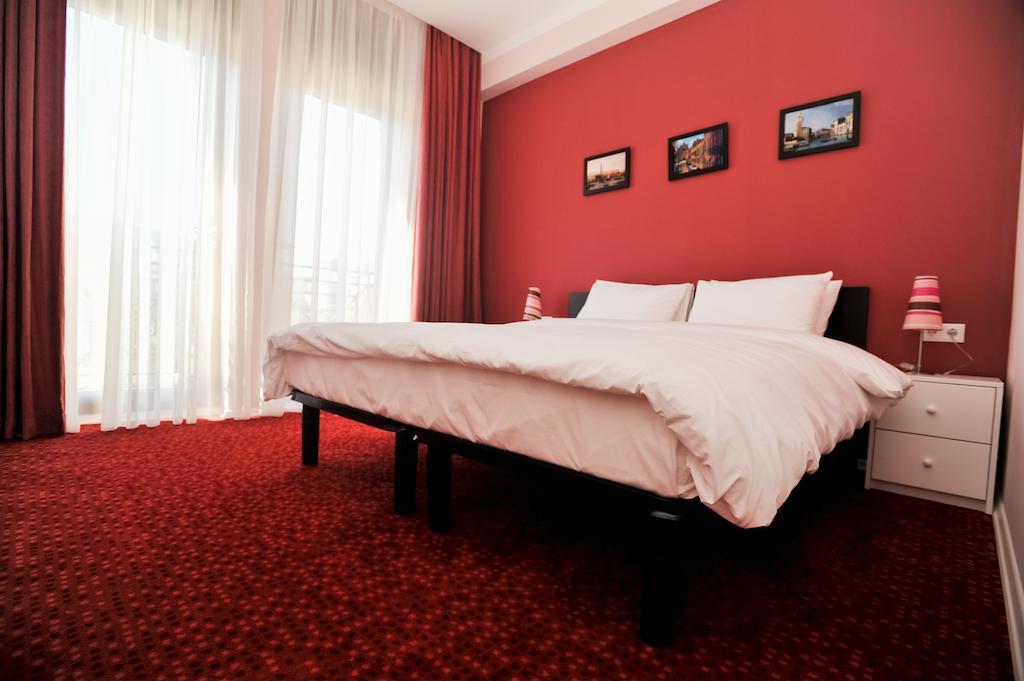 Hotel Piazza Four Colours Batumi Zimmer foto